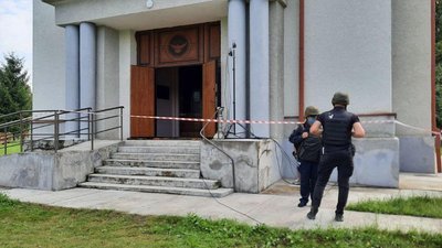 У Солотвині на Закарпатті шукають вибухівку в церкві (ФОТО,ВІДЕО)