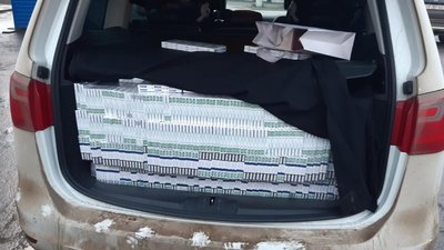 Сигарети в авто дипломата на закарпатській митниці винюхав собака Сигарети в авто дипломата на закарпатській митниці винюхав собака
