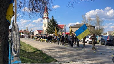 У селі на Тернопільщині прощаються з військовим, екснардепом Олегом Барною У селі на Тернопільщині прощаються з військовим, екснардепом Олегом Барною