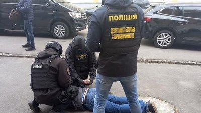 У Хмельницькому затримали таксиста, який продавав наркотики