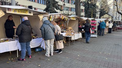 Ярмарок, ветерани, бізнес, глиняний посуд, іграшки, допомога