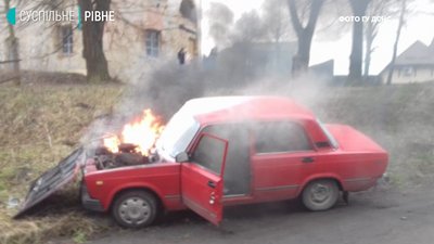 Сам поїхав і загорівся: на Рівненщині гасили легковик Сам поїхав і загорівся: на Рівненщині гасили легковик