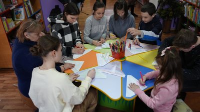 Діти, які прийшли на презентацію проєкт "Валізка з книжками", Херсон, 28 березня 2024 року Діти, які прийшли на презентацію проєкт "Валізка з книжками", Херсон, 28 березня 2024 року