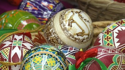 Житомирянка Ганна Івченко зібрала прадавні зразки символів, якими на Поліссі розписували писанки Житомирянка Ганна Івченко зібрала прадавні зразки символів, якими на Поліссі розписували писанки