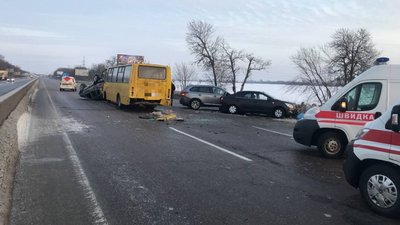 Слизька дорога: на трасі Київ-Одеса зіткнулися чотири автівки, одна людина травмувалася Слизька дорога: на трасі Київ-Одеса зіткнулися чотири автівки, одна людина травмувалася