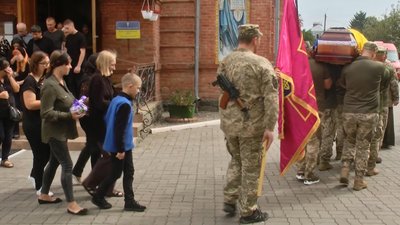 "Гітари з рук не випускав": у Хмельницькому попрощалися із захисником Геннадієм Чаїнським "Гітари з рук не випускав": у Хмельницькому попрощалися із захисником Геннадієм Чаїнським