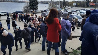 Черга до центру реєстрації переселенців у Тернополі Черга до центру реєстрації переселенців у Тернополі