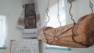 Музей історії села «Довкілля» це не одна будівля. Окрім самого музею з експонатами тут обладнали традиційну українську хату. У музеї кажуть — у того, хто поколисає цю колиску, народяться діти Музей історії села «Довкілля» це не одна будівля. Окрім самого музею з експонатами тут обладнали традиційну українську хату. У музеї кажуть — у того, хто поколисає цю колиску, народяться діти