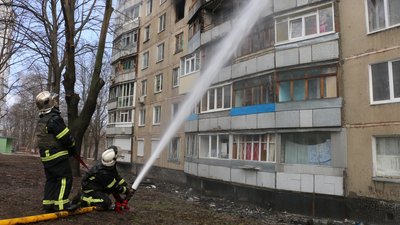 У Харкові рятувальники гасили пожежі у двох будинках на Салтівці У Харкові рятувальники гасили пожежі у двох будинках на Салтівці
