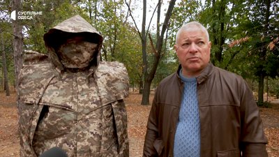 В Одесі для військових модифікували спеціальний маскувальний плащ