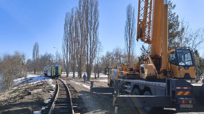 Два старі вагони дитячої залізниці готують до відправки у музей історії
