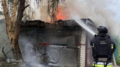 Влучання в обʼєкти енергетики й звʼязку, будинки й авто: росіяни атакували Чернігівщину