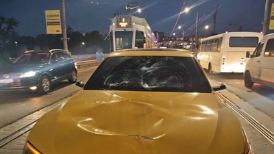 Автомобіль Audi, який потрапив у ДТП на Центральному мосту у Вінниці