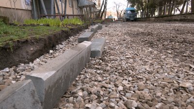 "Ні пройти ні проїхати". В Івано-Франківській громаді у 2023 році відремонтують дев'ять дворів "Ні пройти ні проїхати". В Івано-Франківській громаді у 2023 році відремонтують дев'ять дворів