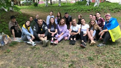 У громаді на Тернопільщині переселенка разом з жителями села впорядкувала волейбольний майданчик