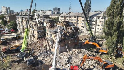 Зруйнований росіянами будинок у Дарницькому районі