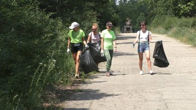 "Просто прибрати там, де ми знаходимося". Волонтери влаштували суботник на Хортиці "Просто прибрати там, де ми знаходимося". Волонтери влаштували суботник на Хортиці