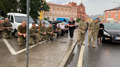 На Львівщині попрощалися із багатодітним батьком, який загинув на фронті На Львівщині попрощалися із багатодітним батьком, який загинув на фронті