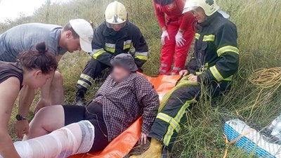 Жінка впала на схилах Дністра і травмувала ногу