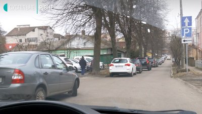 «Хто як хоче, так і паркує, хто як хоче, ставить»: депутату Рівнеради складно доїхати міськвиконкому «Хто як хоче, так і паркує, хто як хоче, ставить»: депутату Рівнеради складно доїхати міськвиконкому