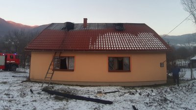 На Рахівщині горів приватний будинок: причину загоряння та суму збитків встановлюють