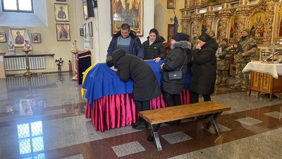 У Полтаві прощаються із військовим Валентином Надточієм, який загинув на війні У Полтаві прощаються із військовим Валентином Надточієм, який загинув на війні