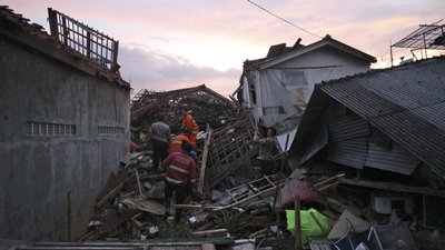 Землетрус в Індонезії: щонайменше 62 людини загинули, сотні отримали поранення Землетрус в Індонезії: щонайменше 62 людини загинули, сотні отримали поранення
