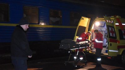 Евакуація із прифронтових районів: на Житомирщину прибув черговий потяг із переселенцями Евакуація із прифронтових районів: на Житомирщину прибув черговий потяг із переселенцями