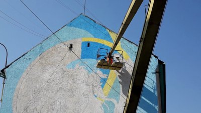 На Закарпатті художниця з Харкова створює патріотичний мурал На Закарпатті художниця з Харкова створює патріотичний мурал