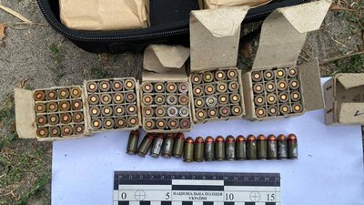 На Дніпропетровщині у водія, який порушив правила дорожнього руху, виявили зброю та боєприпаси