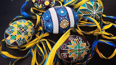 Жителька Тернопільщини безкоштовно навчає писанкарству під час виставки своїх робіт Жителька Тернопільщини безкоштовно навчає писанкарству під час виставки своїх робіт