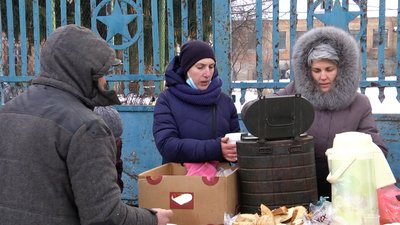 На Житомирщині онкохвора волонтерка Людмила Якубовська годує обідами нужденних людей На Житомирщині онкохвора волонтерка Людмила Якубовська годує обідами нужденних людей