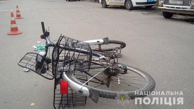 У Хмельницькому під колесами автівки травмувалася велосипедистка