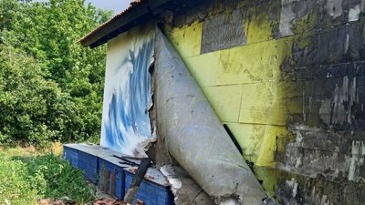 Зруйнований внаслідок удару ракети РФ мурал "Вихід" у Запорізькій області