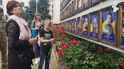 У Чернівцях відбувся подзвін за військовими, які загинули у битві на Сході України У Чернівцях відбувся подзвін за військовими, які загинули у битві на Сході України