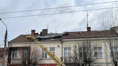 Повалені дерева та зірваний дах. Які наслідки негоди на Буковині Повалені дерева та зірваний дах. Які наслідки негоди на Буковині