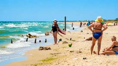 Відпочивальники на пляжі в Росєйці