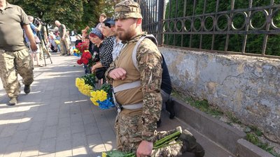 У Луцьку попрощалися з трьома військовослужбовцями У Луцьку попрощалися з трьома військовослужбовцями