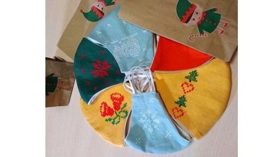 Кропивничанка вишиває на масках квіти та орнаменти