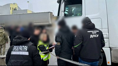 Віз у спальному відсіку вантажівки: на Буковині далекобійника підозрюють у незаконному переправленні чоловіків за кордон