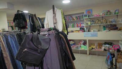 Безкоштовні речі для переселенців: у Запоріжжі працює соціальний магазин "Дари добро" Безкоштовні речі для переселенців: у Запоріжжі працює соціальний магазин "Дари добро"