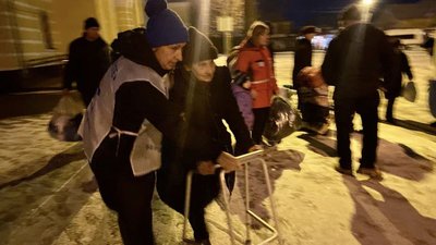 На Житомирщині зустріли 45 евакуаційний потяг із переселенцями з Донеччини На Житомирщині зустріли 45 евакуаційний потяг із переселенцями з Донеччини