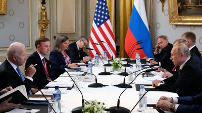 Президент США Джо Байден (ліворуч) і президент Росії Володимир Путін (праворуч) під час зустрічі на Віллі ла Гранж у Женеві, Швейцарія, 16 червня 2021 року
