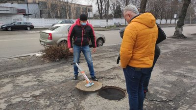 У луцькій каналізації виявили злив браги. Бактеріологи відібрали проби рідини У луцькій каналізації виявили злив браги. Бактеріологи відібрали проби рідини