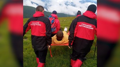 Прикарпатські рятувальники знесли травмованого ужгородця зі схилів Говерли