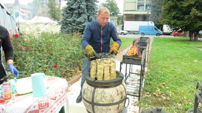 Яке ж свято без смачного пригощання? На фудкорті можна поласувати різноманітними стравами хмельницьких рестораторів. Яке ж свято без смачного пригощання? На фудкорті можна поласувати різноманітними стравами хмельницьких рестораторів.