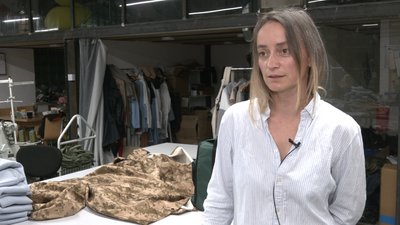 В Івано-Франківську шиють військовим на передову сумки для повербанків В Івано-Франківську шиють військовим на передову сумки для повербанків