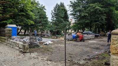 Двічі звертались до поліції. У Чернівцях зняли огорожу у сквері навпроти університету Двічі звертались до поліції. У Чернівцях зняли огорожу у сквері навпроти університету