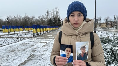"Невідомість вбиває". На Миколаївщині рідні військовослужбовців організували мирну акцію "Невідомість вбиває". На Миколаївщині рідні військовослужбовців організували мирну акцію