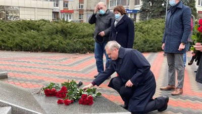 Не мовчати і пам'ятати: у Черкасах вшанували учасників революцій Не мовчати і пам'ятати: у Черкасах вшанували учасників революцій